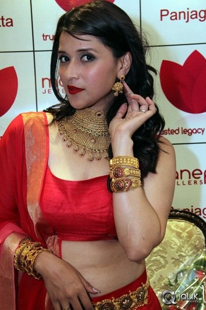Mannara-Chopra-at-Manepally-Jewellers-Uncut-Diamond-Mela-Launch